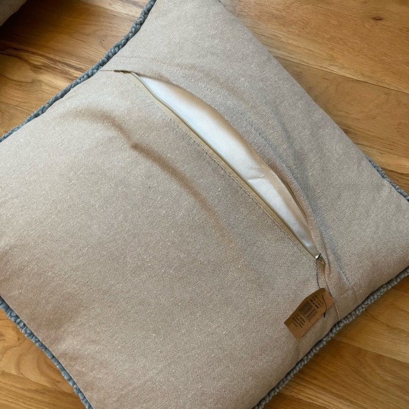 Set of two decorative throw pillows 18 in by 18 in - Picture 2 of 6